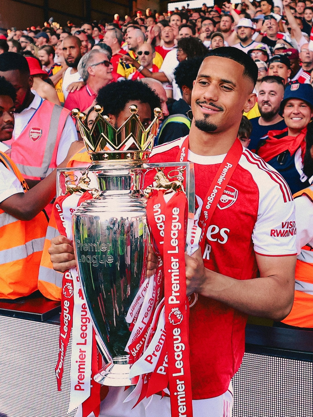 dan sao arsenal an mung cuong nhiet chuc vo dich ngoai hang anh 2025 2026 hinh anh 2