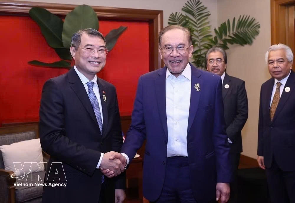 vietnam pm meets with lao, malaysian counterparts in philippines picture 2