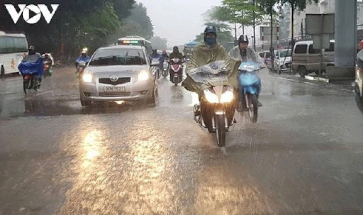 thoi tiet ngay 4 5 bac bo mua lon dien rong, ha noi co noi mua rat to hinh anh 1