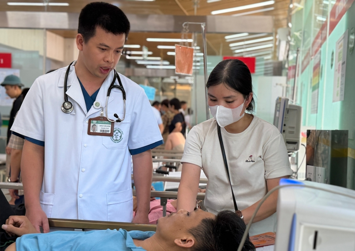 young outdoor workers hospitalised as temperatures top 40 c in northern vietnam picture 1