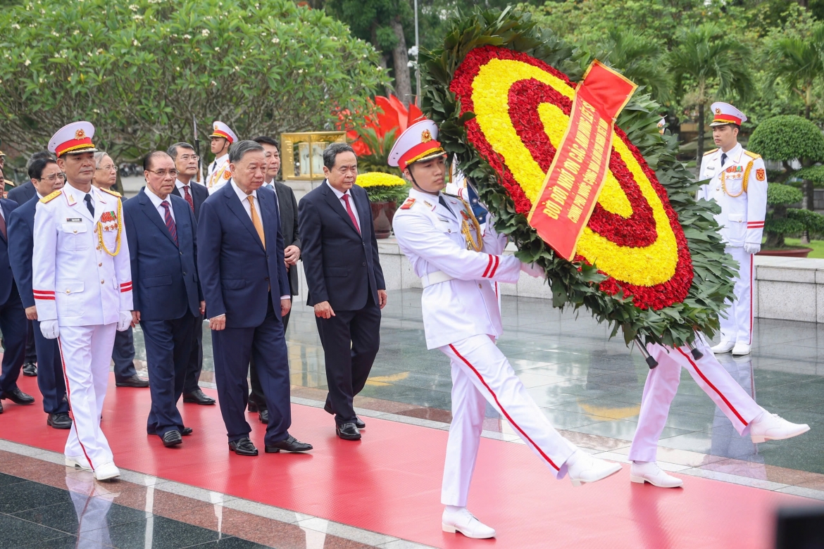 ky niem 136 nam ngay sinh chu tich ho chi minh lanh dao Dang, nha nuoc vao lang vieng bac hinh anh 7