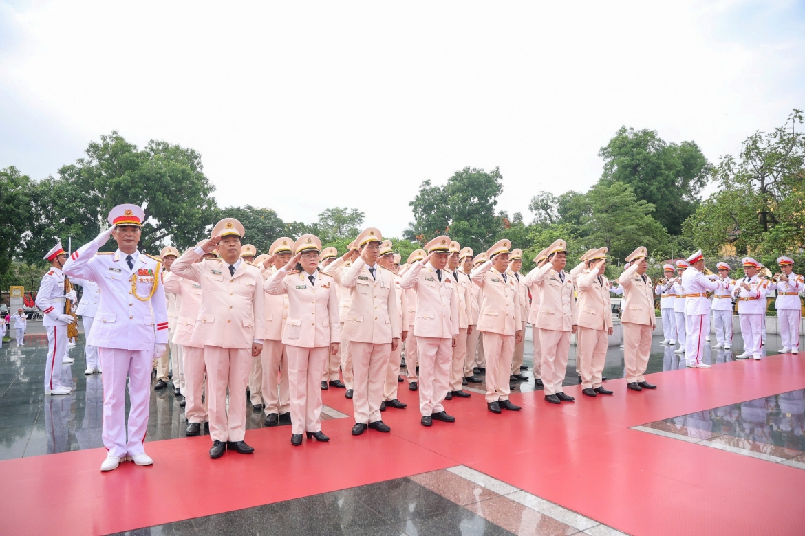 ky niem 136 nam ngay sinh chu tich ho chi minh lanh dao Dang, nha nuoc vao lang vieng bac hinh anh 10