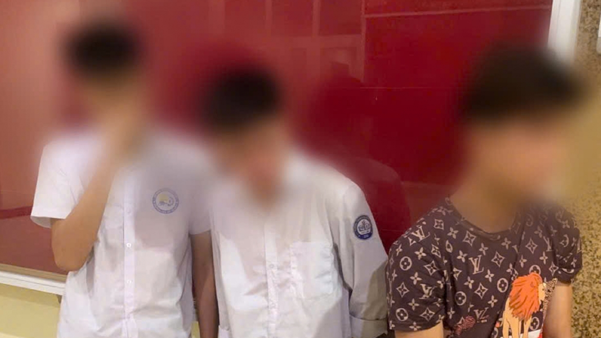 bat giu nhom thanh thieu nien mang hung khi gay roi trat tu cong cong o ha noi hinh anh 1