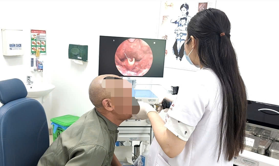 suyt tac duong tho vi thoi quen nhai da lanh giai nhiet hinh anh 1