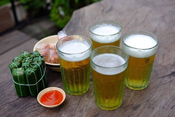 uong bia giai nhiet ngay nang nong chuyen gia canh bao cang uong cang mat nuoc hinh anh 1