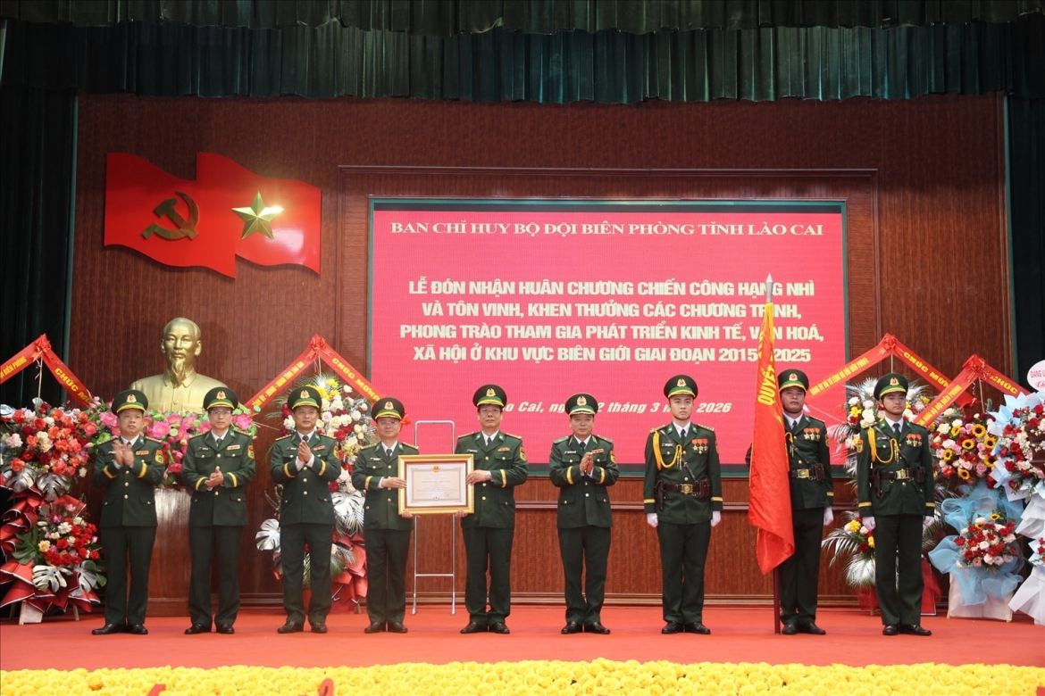 chat dut voi bach tuoc xuyen bien gioi tran chien tu cot moc long dan hinh anh 3