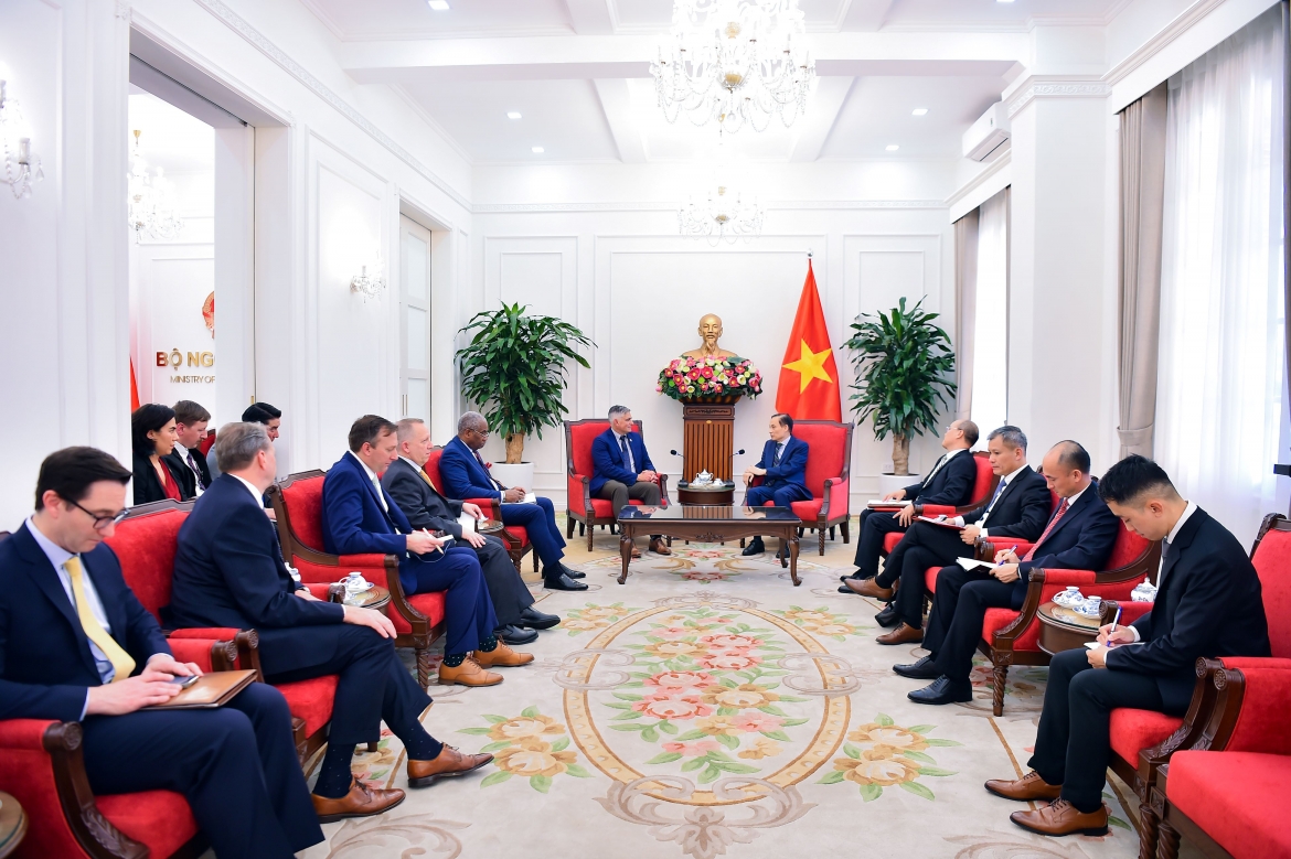 bo truong bo ngoai giao le hoai trung tiep Doan nghi si hoa ky hinh anh 1