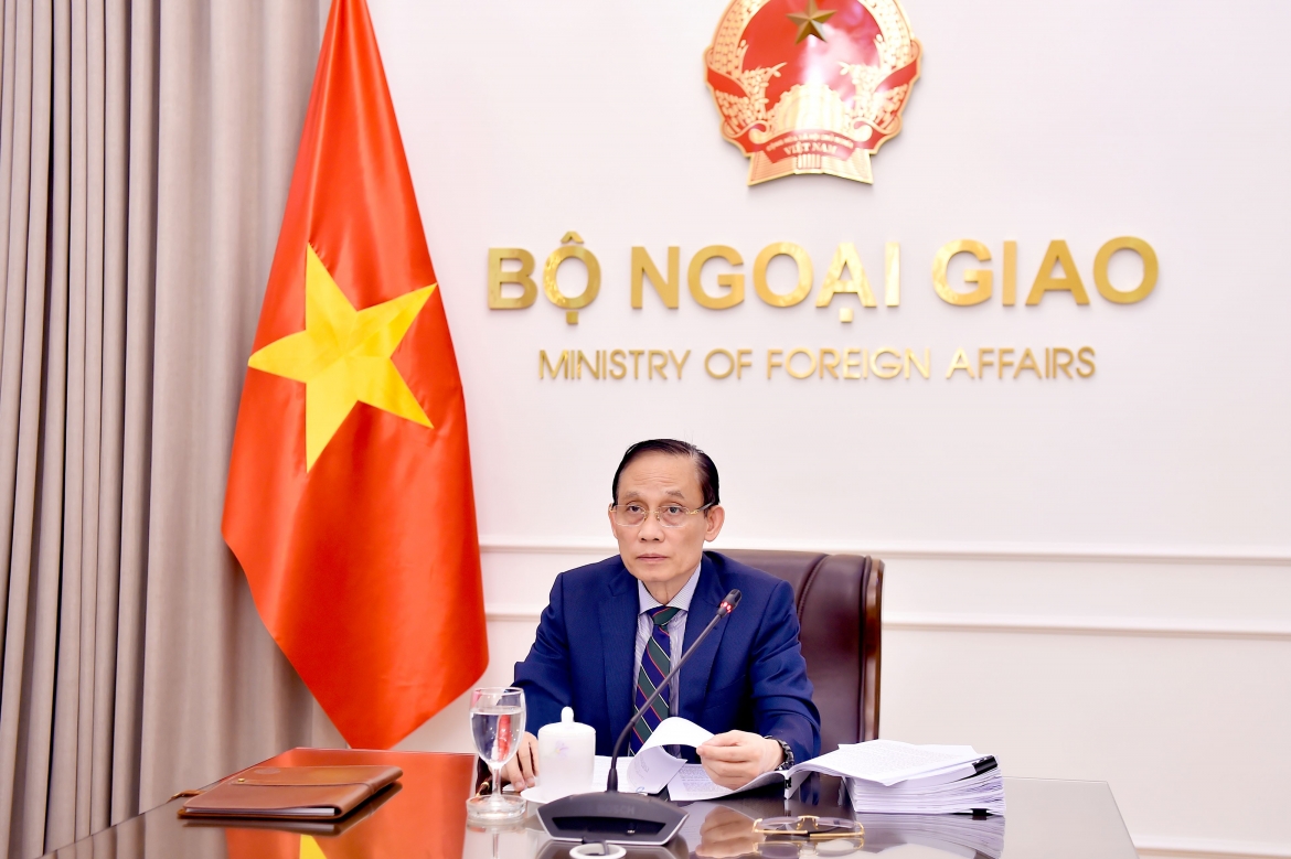bo truong ngoai giao le hoai trung dien dam voi ngoai truong algeria va namibia hinh anh 2