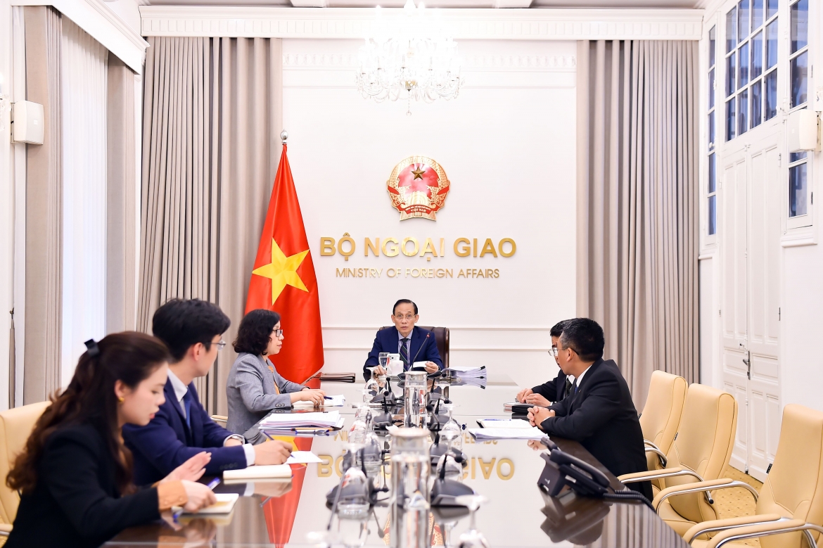 bo truong ngoai giao le hoai trung dien dam voi ngoai truong algeria va namibia hinh anh 1