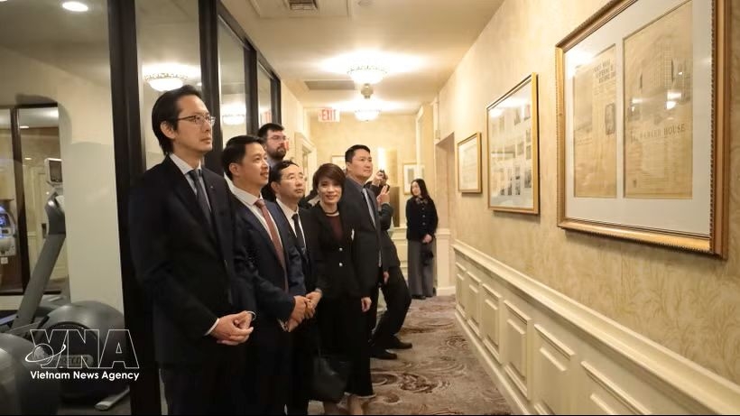 vietnamese diplomats visit late president ho chi minh s workplace in boston picture 1