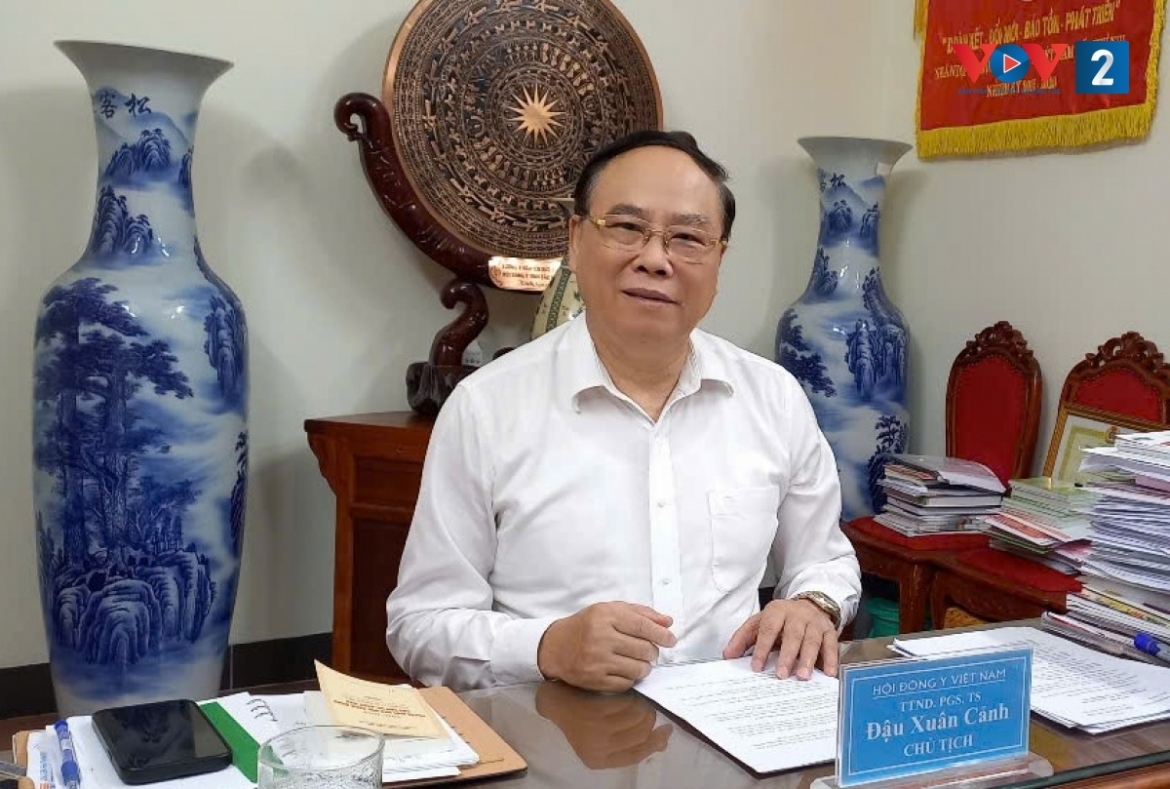 suyt hong gan vi mua thuoc dong y theo quang cao tren mang xa hoi hinh anh 1