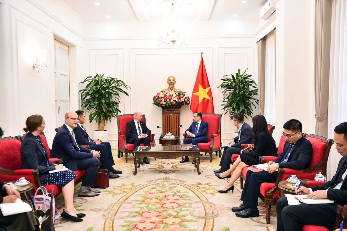 bo truong ngoai giao le hoai trung tiep quoc vu khanh bo ngoai giao thuy Dien hinh anh 1