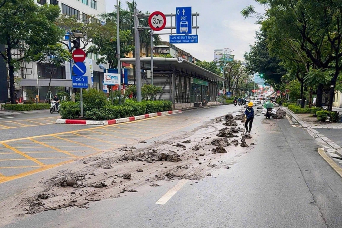 CSGT Hà Nội phạt tài xế xe tải làm rơi vãi bùn đất trên đường Láng