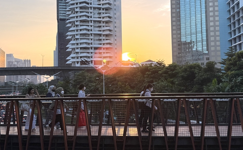 indonesia keo dai chinh sach lam viec tu xa de ung pho khung hoang nang luong hinh anh 1
