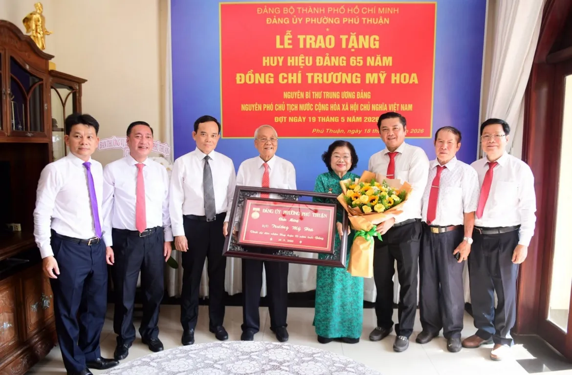 nguyen pho chu tich nuoc truong my hoa nhan huy hieu 65 nam tuoi Dang hinh anh 2