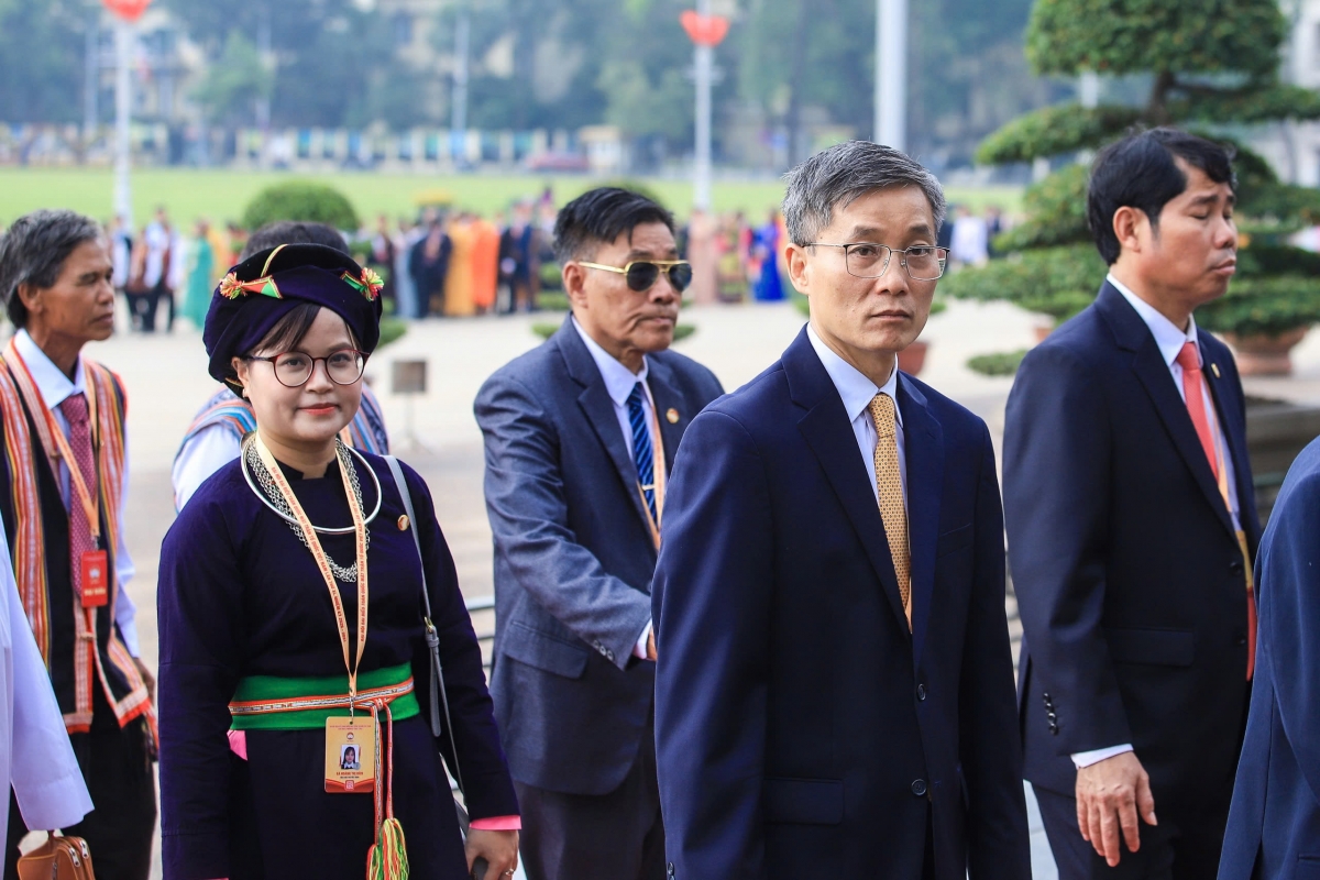 Doan dai bieu du Dai hoi xi cua mttq viet nam vao lang vieng chu tich ho chi minh hinh anh 7