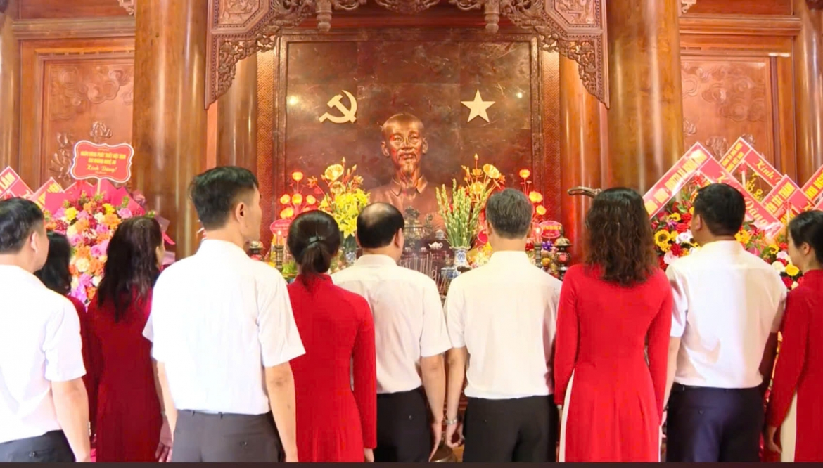 ve lang sen thang nam nhung giot nuoc mat xuc dong ben mai nha tranh que bac hinh anh 4