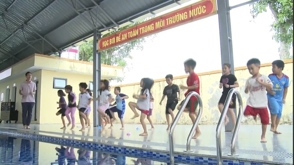 Lớp học bơi đặc biệt ngày hè - nơi tiếng cười thay thế nỗi lo đuối nước