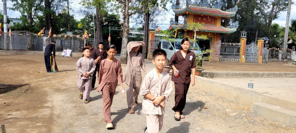 ngoi nha chung cua nhung tre em bat hanh hinh anh 2