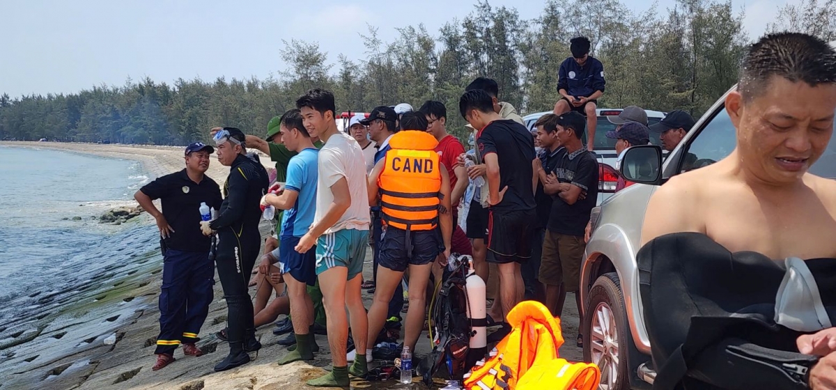 tim kiem nguoi dan ong mat tich sau khi nhay xuong cua bien thuan an, hue hinh anh 1