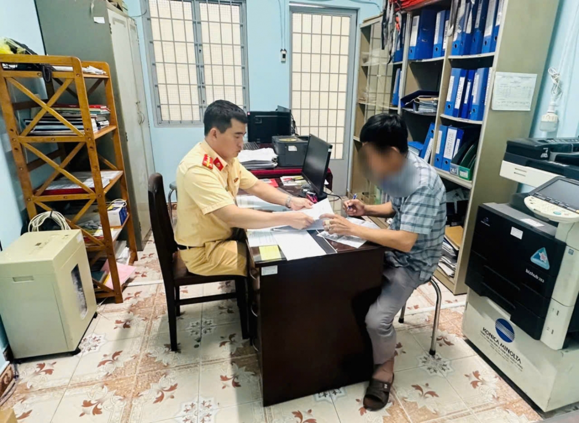 xu phat nguoi cha de con nho dieu khien ca no chay duoi song tien hinh anh 1