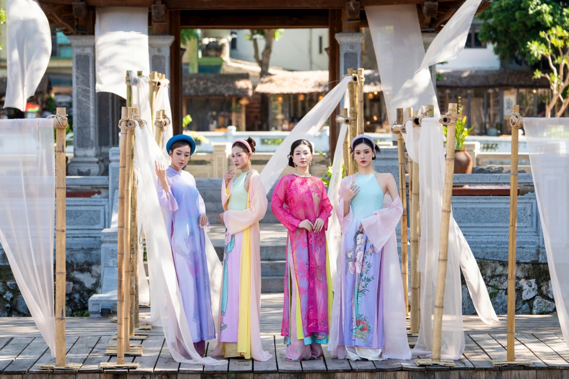 tinh than vui tuoi cua tranh dan gian Dong ho duoc tai hien bang thoi trang hinh anh 7