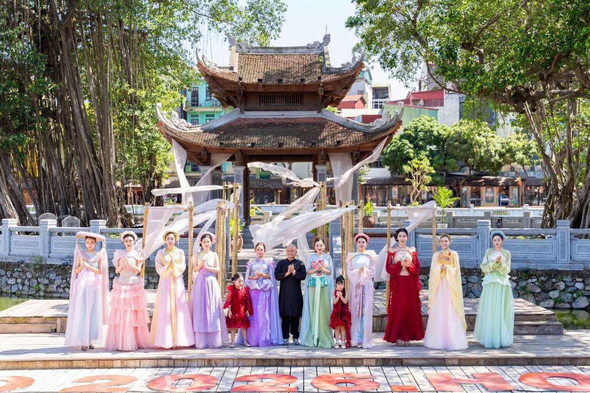tinh than vui tuoi cua tranh dan gian Dong ho duoc tai hien bang thoi trang hinh anh 13