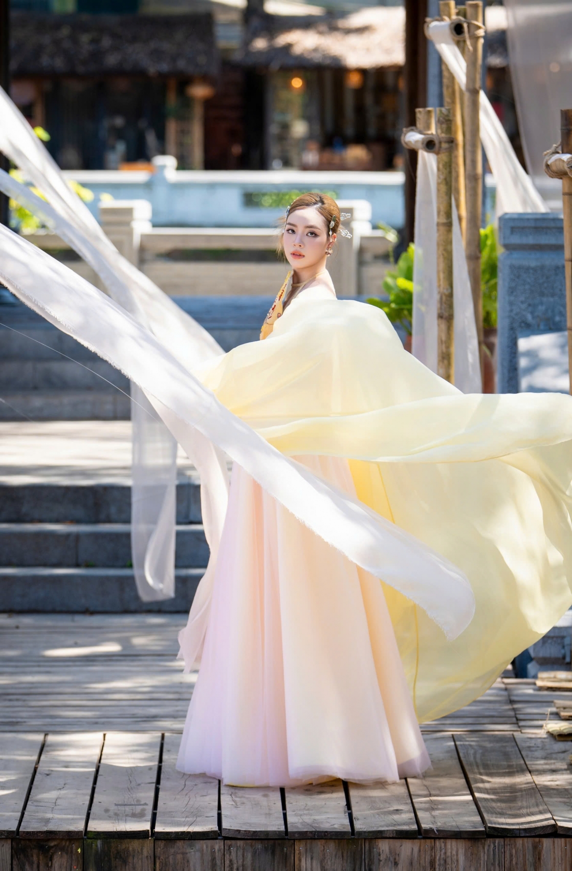 tinh than vui tuoi cua tranh dan gian Dong ho duoc tai hien bang thoi trang hinh anh 11