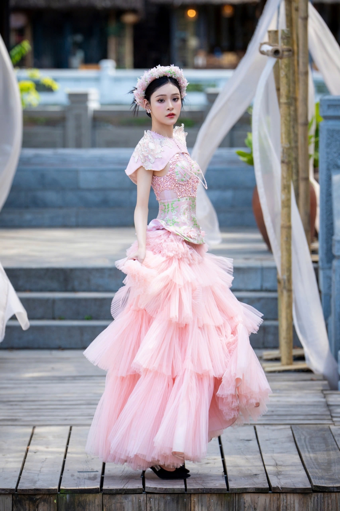 tinh than vui tuoi cua tranh dan gian Dong ho duoc tai hien bang thoi trang hinh anh 10