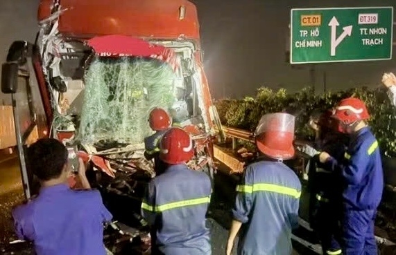 va cham xe dau keo tren cao toc o Dong nai, tai xe xe khach tu vong hinh anh 1
