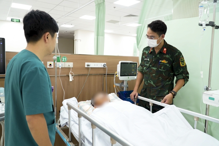truc thang bay xuyen dem dua 2 benh nhan nguy kich tu truong sa vao dat lien hinh anh 2