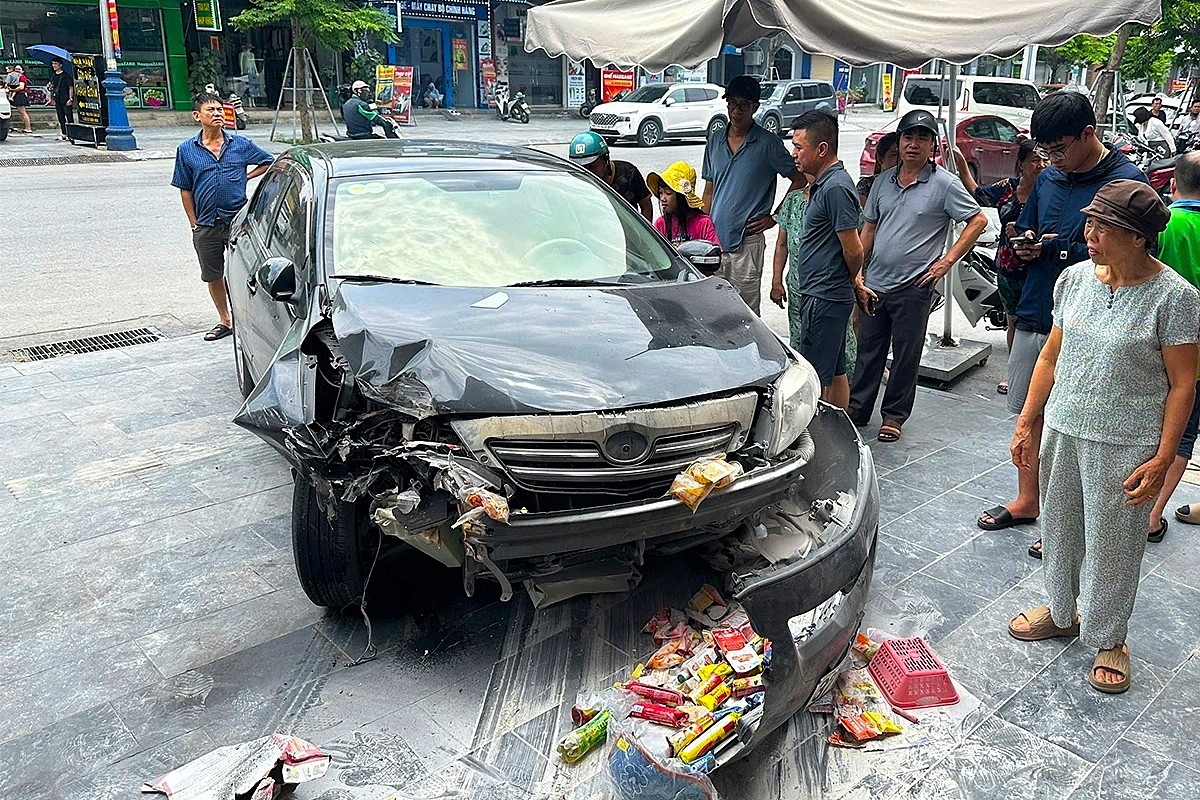 nguoi dan pha cua o to boc khoi, kip thoi cuu tai xe mac ket hinh anh 2