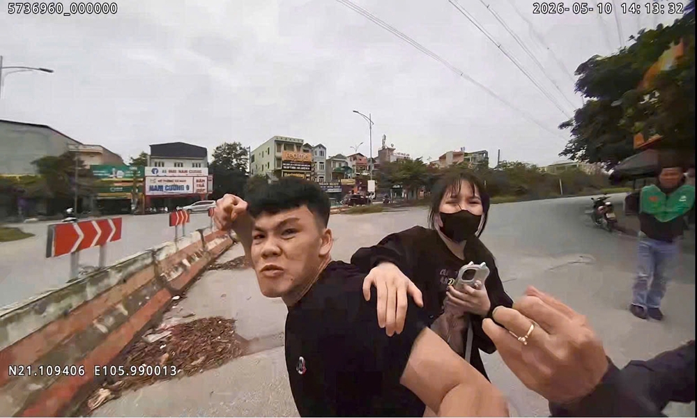 bat tam giam thanh nien lao xe, tan cong canh sat giao thong o bac ninh hinh anh 1