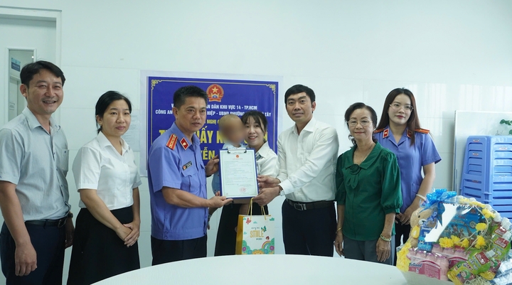 be trai 2 tuoi o tp.hcm bi me va nguoi tinh bao hanh da man duoc ra vien hinh anh 1
