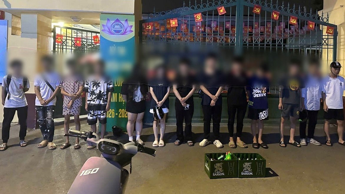ngan chan vu hon chien bang vo chai bia o pho trung tam tp hai phong hinh anh 1