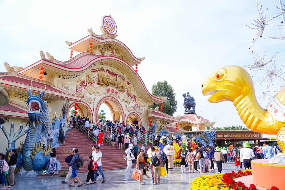 nguoi dan do ve cong vien, cam trai giua long thanh pho hinh anh 1