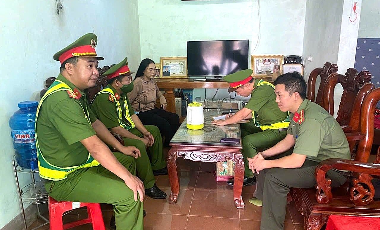 cong an da lam viec voi nguoi phu nu dung cao phoi lua dam vao cabin xe tai hinh anh 2