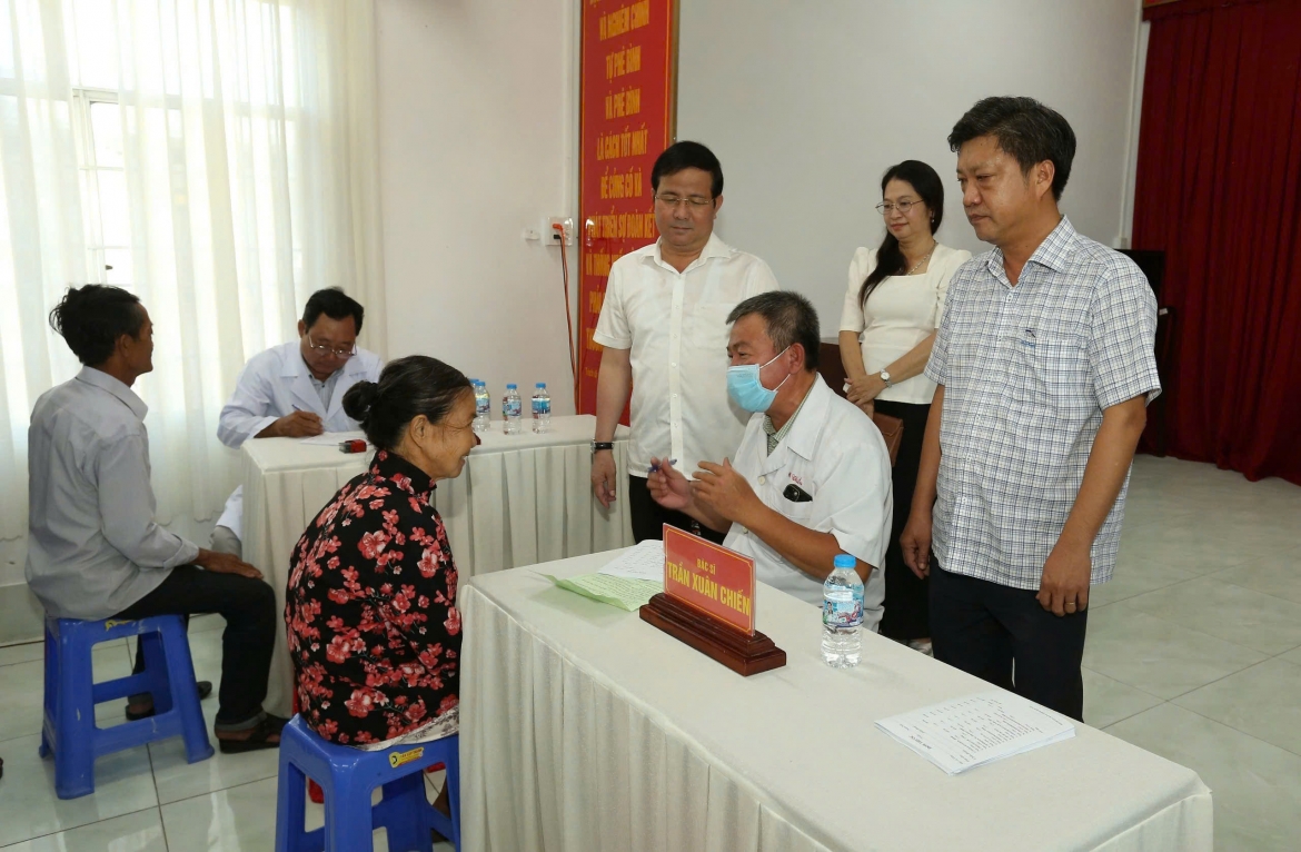 Khám bệnh, tặng quà cho 200 hộ nghèo, hộ có hoàn cảnh khó khăn tại Cần Thơ