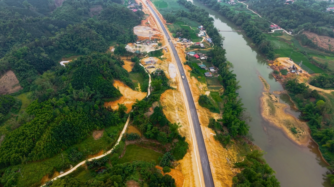 Duong len tra linh cong truong khong nghi giua dai ngan Dong bac hinh anh 6