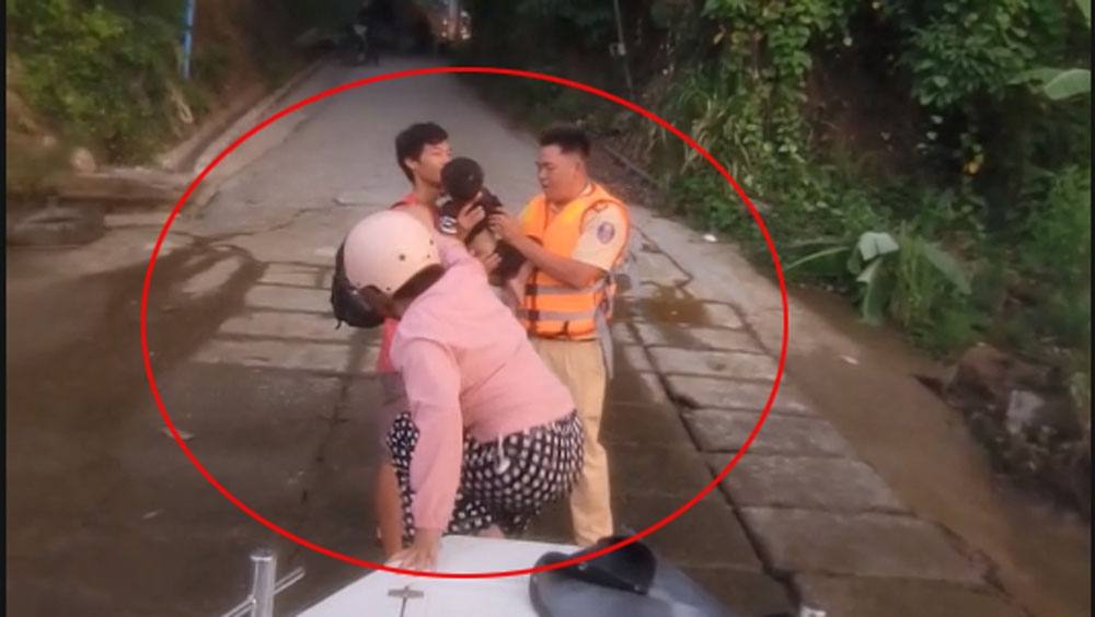 vuot mua giong, csgt duong thuy tp.hcm kip thoi dua be trai 3 tuoi di cap cuu hinh anh 2