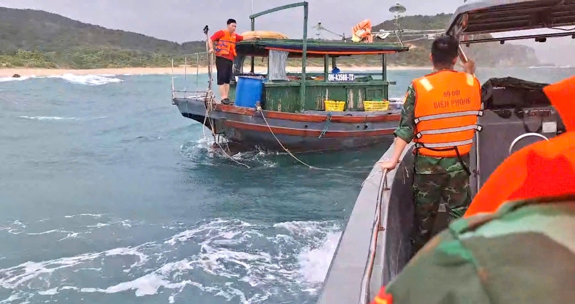 luc luong bien phong cuu ho 4 ngu dan tren vung bien co to hinh anh 1
