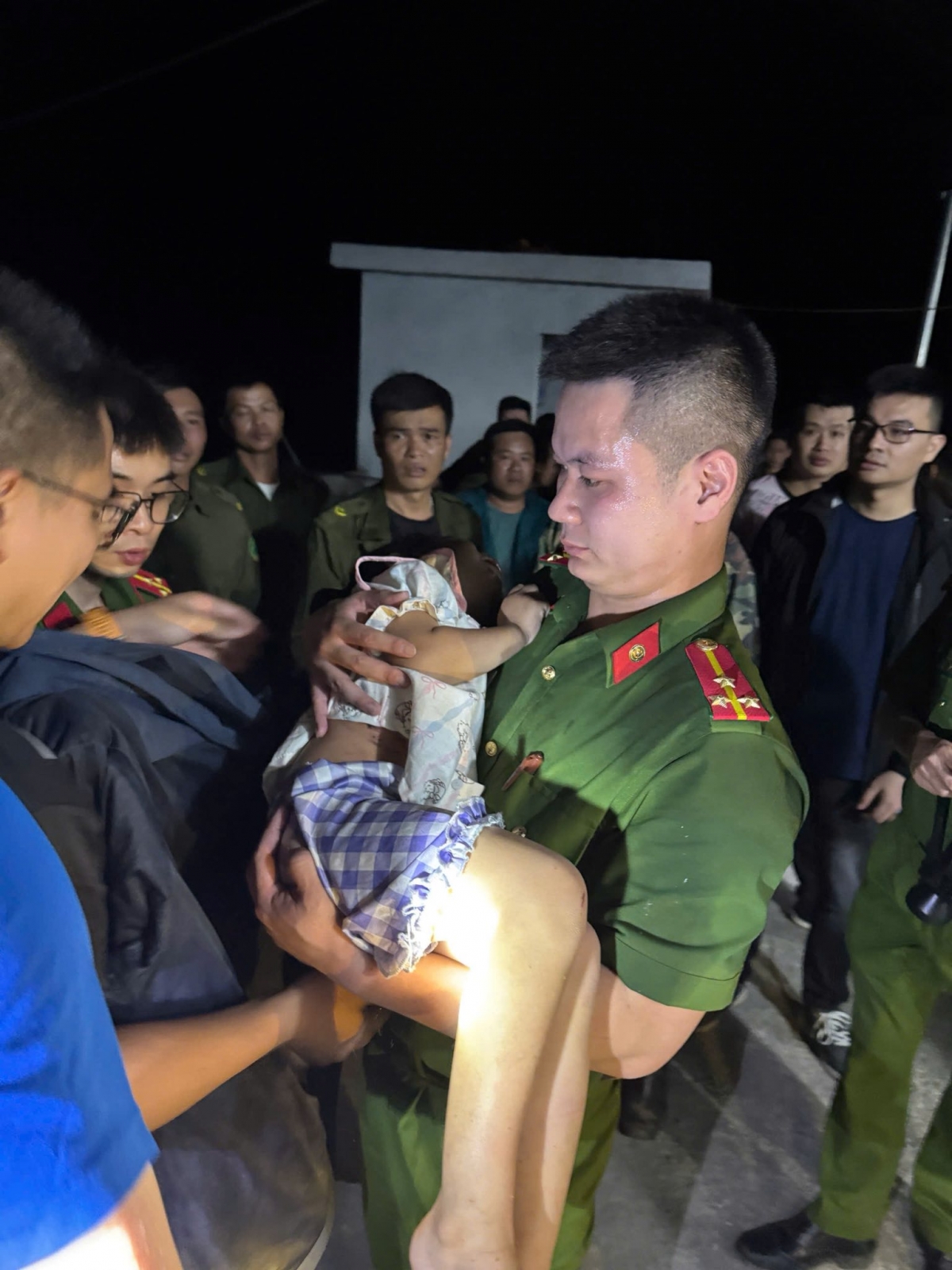cuu chau be bi lac trong rung luc dem toi tai lang son hinh anh 2