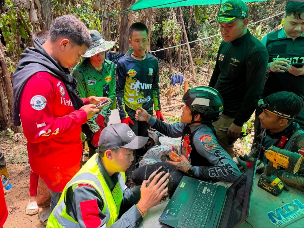 tim thay 5 nguoi song sot sau mot tuan mac ket trong hang dong ngap nuoc o lao hinh anh 1