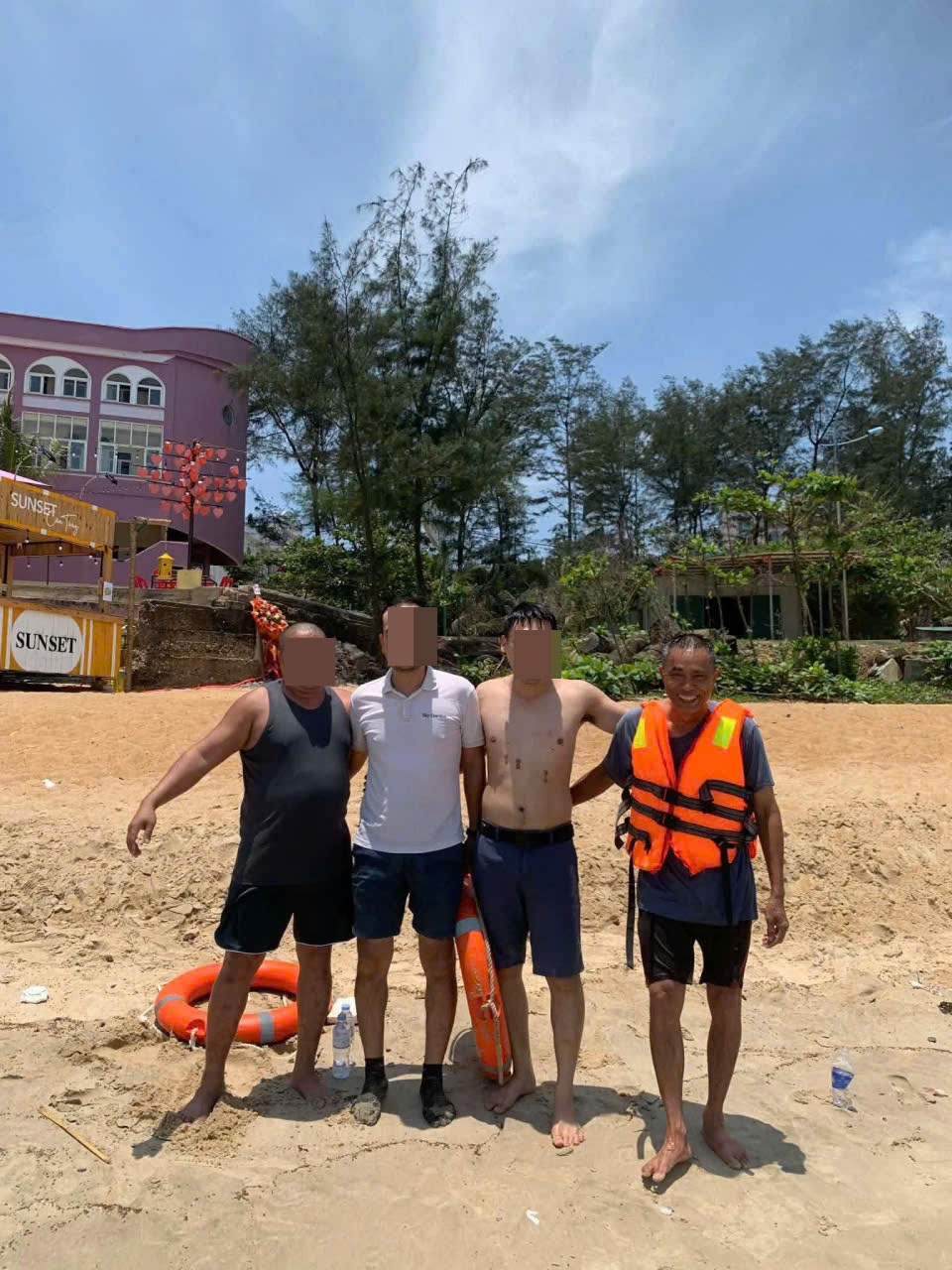 cuu 4 du khach bi song bien cuon tai bai tam cua tung, quang tri hinh anh 1