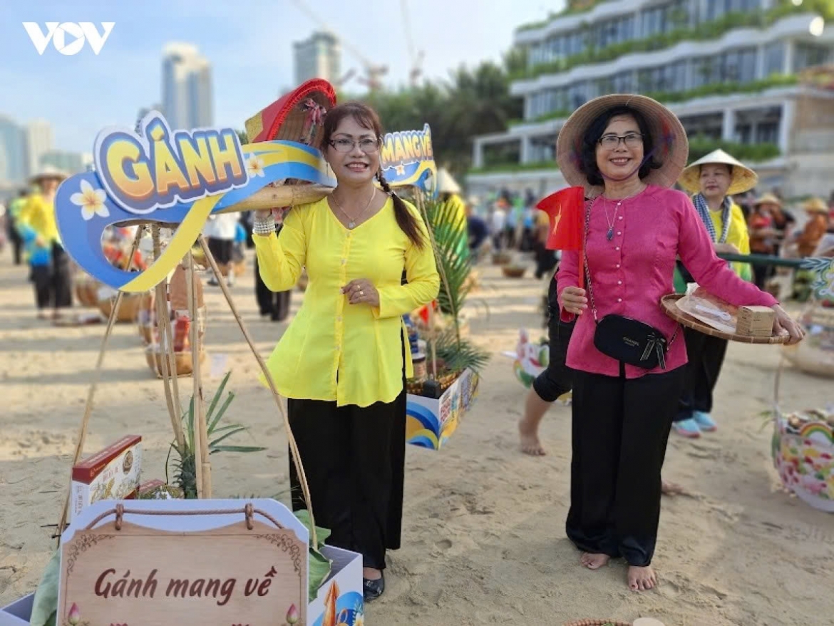 first ganh vi Da nang parade captures attention on my khe beach picture 4