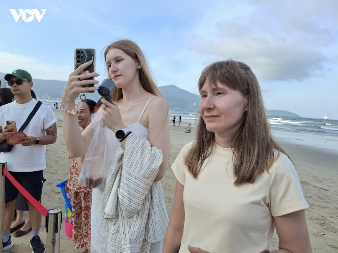 first ganh vi Da nang parade captures attention on my khe beach picture 5