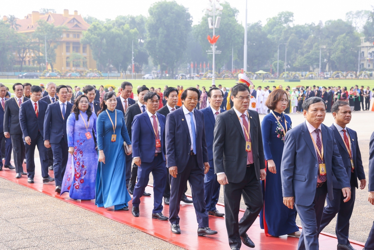 Doan dai bieu du Dai hoi xi cua mttq viet nam vao lang vieng chu tich ho chi minh hinh anh 3