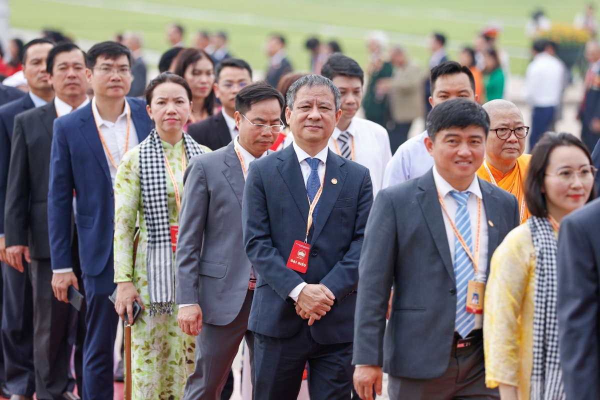 Doan dai bieu du Dai hoi xi cua mttq viet nam vao lang vieng chu tich ho chi minh hinh anh 4