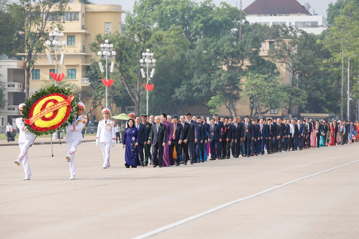 Doan dai bieu du Dai hoi xi cua mttq viet nam vao lang vieng chu tich ho chi minh hinh anh 1