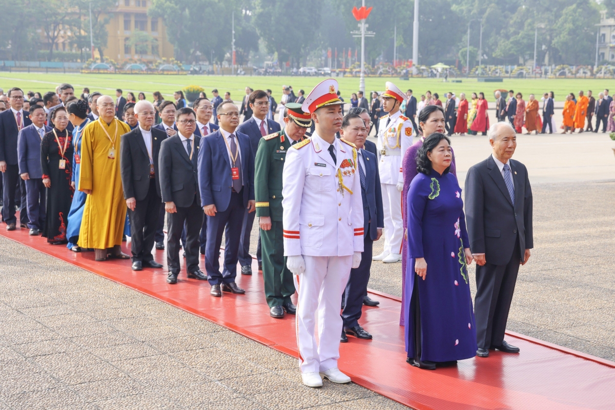 Doan dai bieu du Dai hoi xi cua mttq viet nam vao lang vieng chu tich ho chi minh hinh anh 9